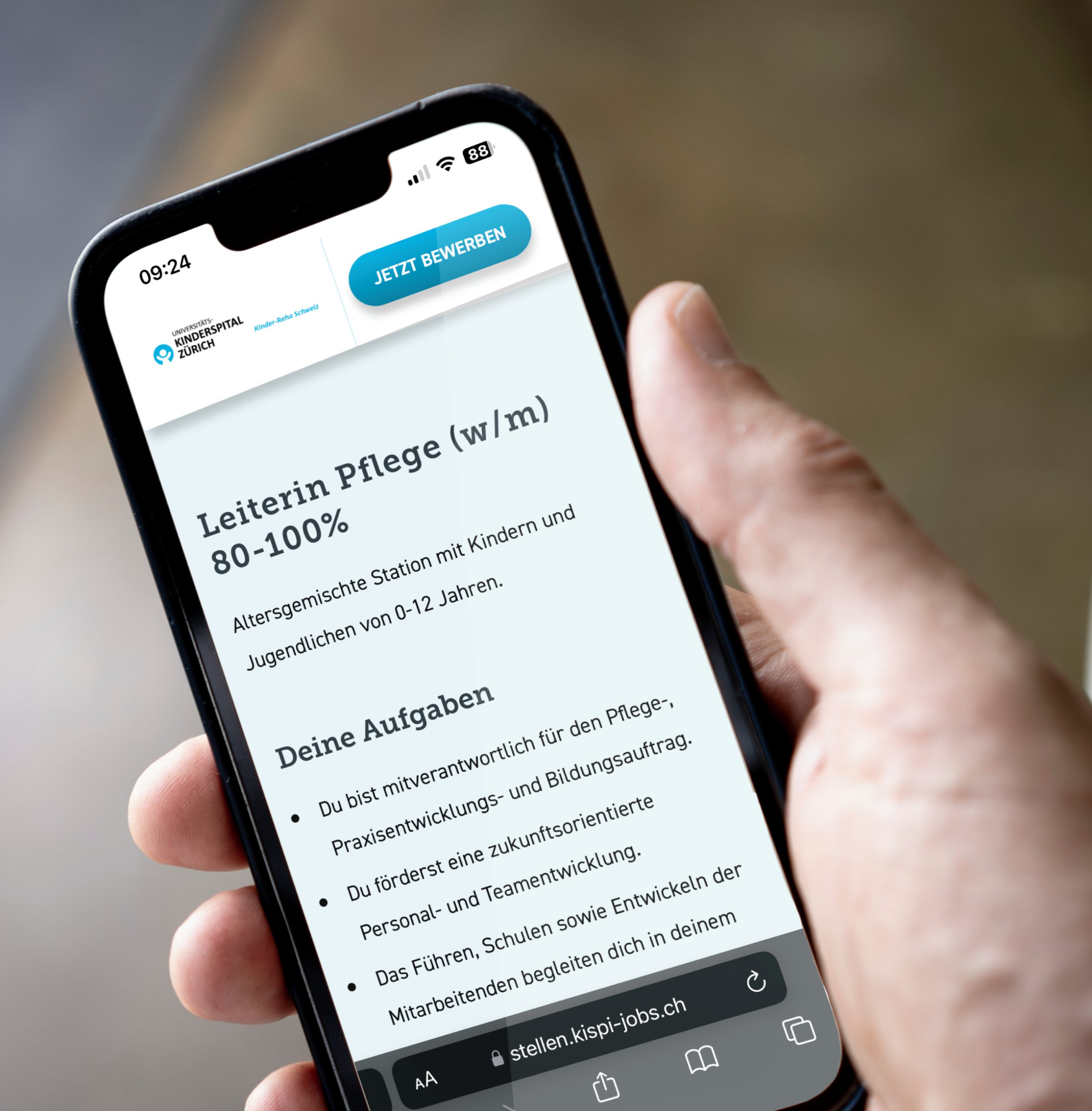 Hand mit einem Smartphone mit einem Job Inserat