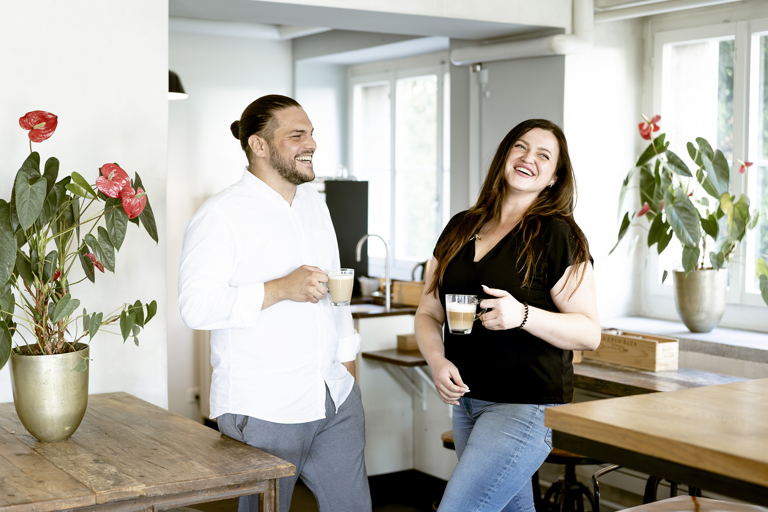 Ein Mann und eine Frau mit einem Kaffee in der Pause.