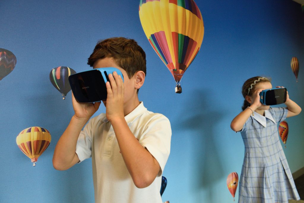 Kinder mit VR-Brille als Darstellung der Gen Alpha