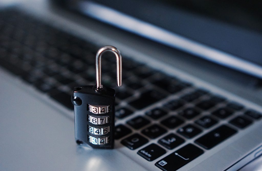 offenes schloss vor einer laptop tastatur