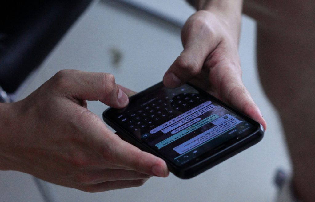 Person tippt auf dem Smartphone und hat einen Chat offen